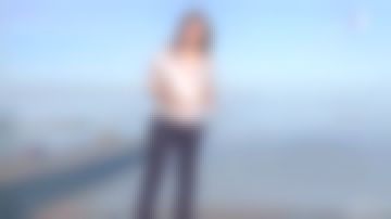 La chemise imprimée girafes de Anaïs Baydemir dans Météo 2 du 02/11/2018