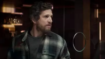 La chemise à carreaux de Laurent (Guillaume Canet) dans Le Grand Bain