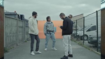 Le sweat oversize de Orelsan dans le clip Qui dit mieux de Gringe avec Vald, Suikon Blaz AD