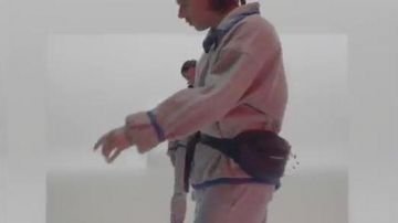 The bum bag Eastpak of Orelsan in the clip That says better to Gringe with Vald, Suikon Blaz AD