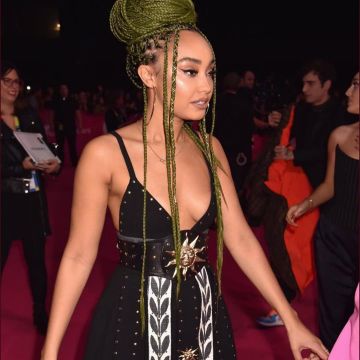 La robe noire et blanche de Leigh-Anne Pinnock lors des MTV EMAs 2018 à Bilbao