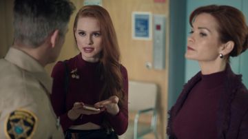 Le top bordeaux porté par Cheryl Blossom (Madelaine Petsch) dans Riverdale S01E07