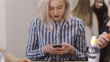 The striped shirt Noora Amalie Sætre (Josefine Frida Pettersen) in Skam S02E01