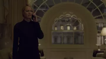 Le chemise en soie portée par Claire Underwood (Robin Wright) dans House of Cards S06E01