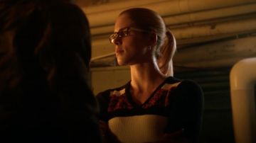 El suéter Carven usado por Felicity Smoak (Emily Bett Rickards) en Arrow S07E04