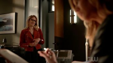 La chaqueta motera de ante oxidado de Topshop usada por Felicity Smoak (Emily Bett Rickards) en Arrow S07E04