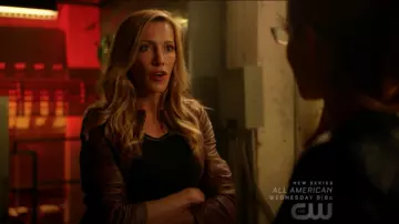 Le top noir Joie porté par Laurel Lance (Katie Cassidy) dans Arrow S07E04