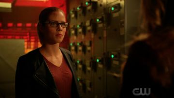 La blusa Babaton portée par Felicity Smoak (Emily Bett Rickards) dans Arrow S07E04