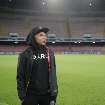 Sweatshirt black hoody "Paris Jumpman" Nike Jordan x PSG carried by Kylian Mbappé on his account Instagram @k. mbappe