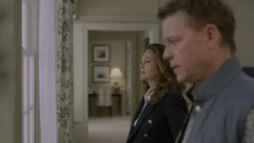 Le blazer bleu marine de Annette Shepherd (Diane Lane) dans House of Cards S06E03