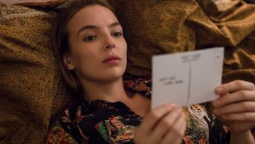 Imprimé Floral Shirt porté par Villanelle (Jodie Comer) dans le Meurtre de Veille (S01E01)
