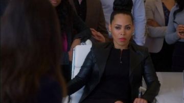 The leather jacket Theory of Tegan Price (Amirah Vann) in the How to get away with Murder S05E06