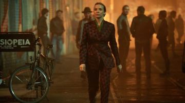 Dries van Noten Black Brocade Printed Blazer usado por Villanelle (Jodie Comer) en Killing Eve (S01E03)