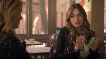 Alice + Olivia Tous Vous avez Besoin Est Amour t-shirt de Annika (Kathryn Gallagher) comme on le voit en VOUS S01E09