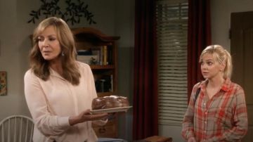 Audryn Froissé Haut porté par Bonnie (Allison Janney) dans Maman (S06E02)