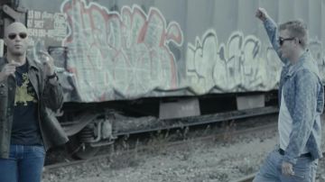 La surchemise Supreme x Louis Vuitton portée par Vald dans la vidéo #EP1 - PLUS HAUT - Les Marches De l'Empereur Saison 3 de ALKPOTE