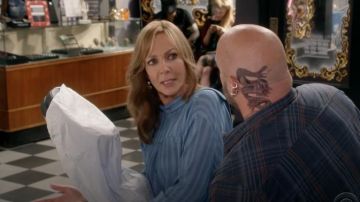 T-Shirt bleu porté par Bonnie (Allison Janney) dans Maman (S06E06)