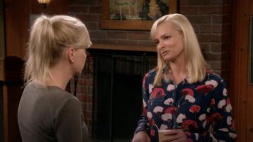 Floral Print Silk Shirt of Jill Kendall (Jaime Pressly) in Mom (S06E06)