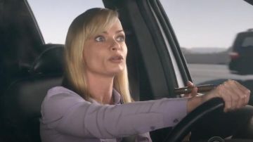 Purple Shirt worn by Jill Kendall (Jaime Pressly) in Mom (S06E05)