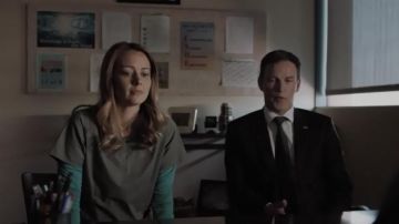 Khaki T-shirt worn by Kate Strucker (Amy Acker) as seen in The Gifted S01E01