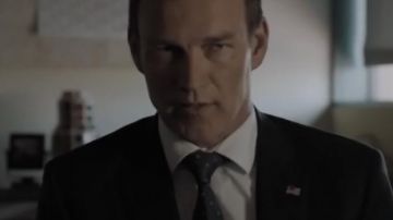 Drapeau américain pin porté par Reed Strucker (Stephen Moyer) comme on le voit dans Le Surdoué S01E01
