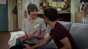 The gray t-shirt "lemon" of Katie Cooper (Isabel May) in Alexa & Katie S01E05