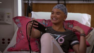 The t-shirt 1976 worn by Alexa Mendoza (Paris Berelc) in Alexa & Katie S01E08