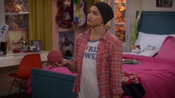 The t-shirt Girl Power, Alexa Mendoza (Paris Berelc) in Alexa & Katie S01E09