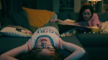 Le t-shirt Girl Power porté par Kitty Covey (Anna Cathcart) dans À tous les garçons que j'ai aimés