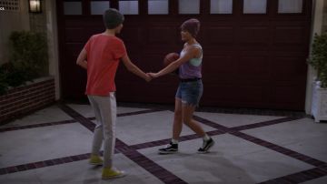 The pair of sneakers and Vans Hi black worn by Alexa Mendoza (Paris Berelc) in Alexa & Katie S01E03