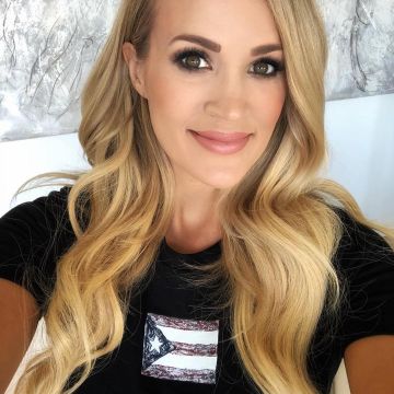 Ricky Martin "AllIn4PR" noir t-shirt porté par Carrie Underwood sur son Instagram account @carrieunderwood