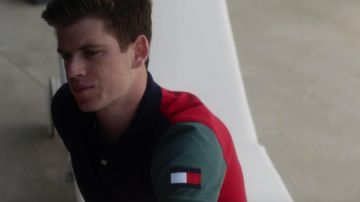 Tommy Hilfiger Polo Shirt porté par Guzman (Miguel Bernardeau) comme on le voit dans l'Élite S01E07