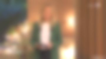 The jacket tailor green Agathe Lecaron in the master Suite of the 06/11/2018