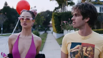 Les lunettes de soleil roses de la fille au ballon (Grace Van Patten) dans Under the Silver Lake