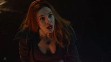 Le collier porté par Wanda Maximoff / Scarlet Witch  Anthony Mackie (Elisabeth Olsen) dans Avengers : Infinity War
