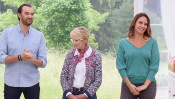 Le pull turquoise de Julia Vignali dans Le meilleur pâtissier du 07/11/2018