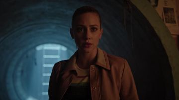 The bomber jacket bomber pink leather Sandro Betty Cooper (Lili Reinhart) in Riverdale S03E04