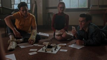 La salopette en jean Topshop portée par Cheryl Blossom (Madelaine Petsch) dans Riverdale S03E04