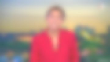 La chemise rouge de Anne-Sophie Lapix dans Le journal de 20 heures de France 2 du 07/11/2018