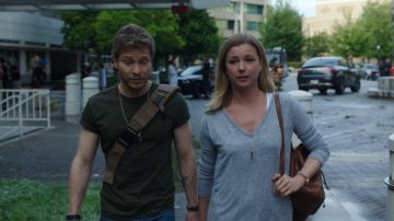 Long Sleeve Tee porté par Nicolette Nevin (Emily VanCamp) dans Les Résident (S02E01)