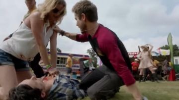 De base Bouton vers le Bas en Haut de Nicolette Nevin (Emily VanCamp) dans Les Résident (S02E04)