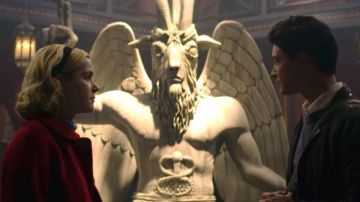 The statue of the Lord obscure to the school of the arts gifs of Sabrina Spellman (Kiernan Shipka) in The New Adventures of Sabrina (S01E10)