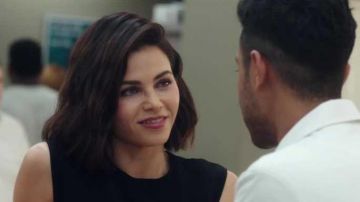 Vestido de punto Ponte brillante ajustado de Julian Lynn (Jenna Dewan) en The Resident (S02E07)