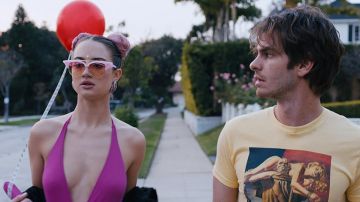 Ballon de la jeune Fille (Grace Van Patten) rose des lunettes de soleil comme on le voit dans Sous le Lac d'Argent