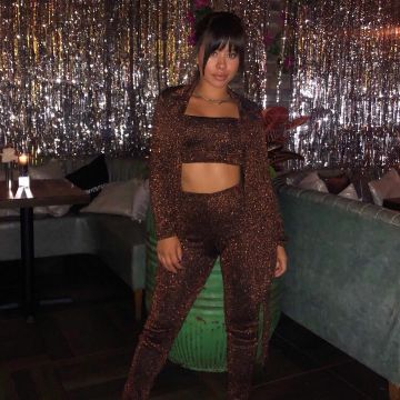 The blazer brown sequined of Cierra Ramirez on the account instagram @cierraramirez
