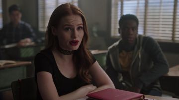 Le collier choker Free People porté par Cheryl Blossom (Madelaine Petsch) dans Riverdale S03E04