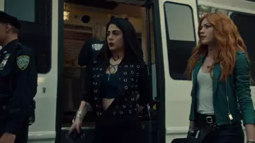 Le blouson en cuir à oeillets RTA porté par Isabelle Lightwood (Emeraude Toubia) dans Shadowhunters S03E04