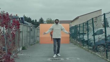 Chaqueta de sudadera crema de Gringe en su clip Qui dit mieux feat. OrelSan, Vald, Suikon Blaz AD