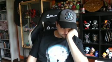 Laa FunKo Pop figura del genio de la película Aladdin en el video de YouTube Crown Jewel Review de LinksTheSun