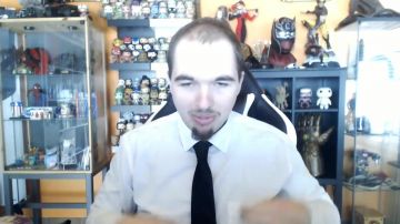 La figura Funko Pop de Regan de The Exorcist en el video de YouTube de LinksTheSun's WWE Evolution Review